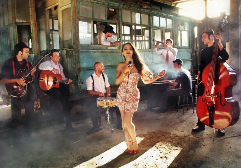 Свинг песня. The Speakeasies Swing Band группа. Солистка Speakeasies’ Swing Band!. Свинг музыканты.