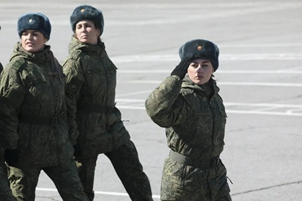 Военнослужащие женщины пособие. Женщины военные в России на параде. Женщины в украинской армии. Женщины военнослужащие плачут. Женщины военнослужащие плачут Россия.