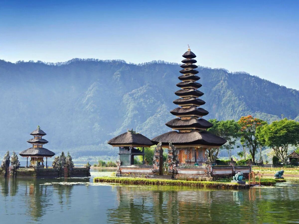 Индонезия крупнейший производитель. Храм улун дану. Индонезия Бали. Бали (остров в малайском архипелаге). Пура улун дану.