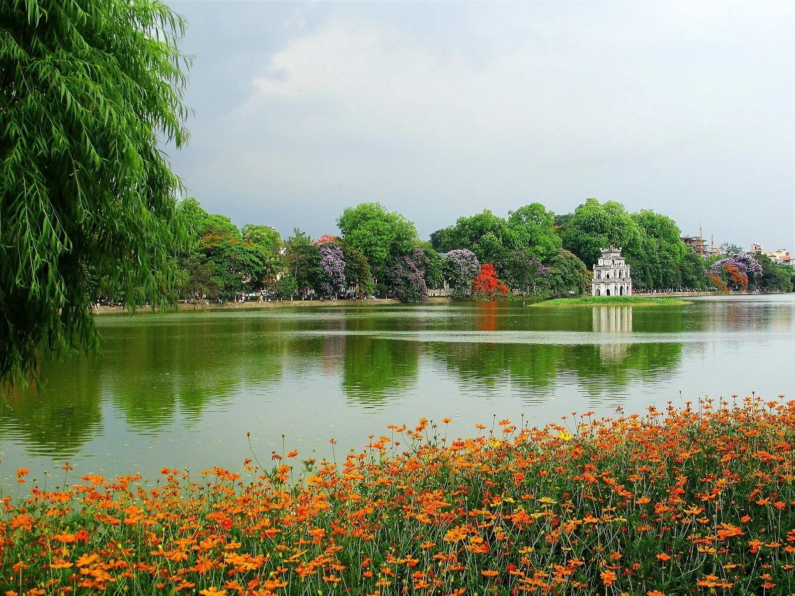 Озеро Хоанкьем Вьетнам. Озеро Хоанкьем Ханой. Озеро возвращенного меча Ханой. Озеро меча (Хоанкьем). Озеро ханы