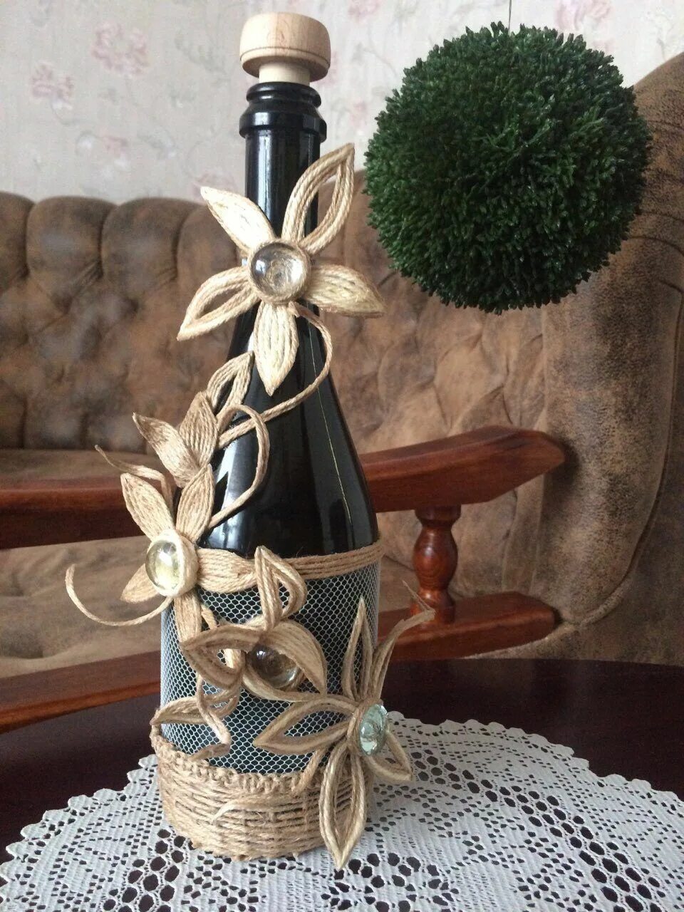 украшение бутылки бечевкой. декорировать бутылку шпагатом. бутылка из джута. бутылка джутом декорированная. бутылка джутом декорированная.