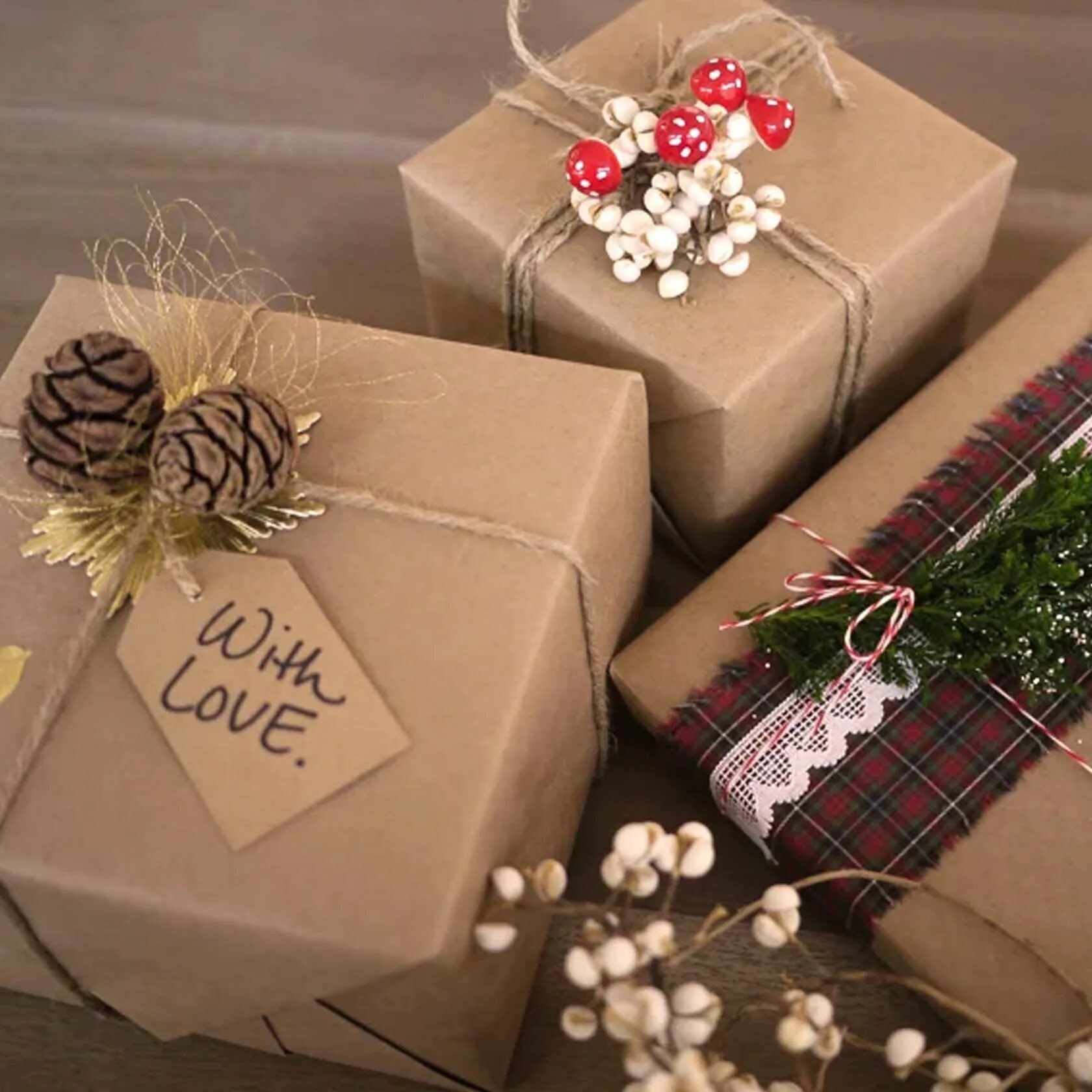 Новогоднее украшение коробок. Красивая упаковка подарков. Декор подарочной коробки. Красиво упаковать подарок. Украшения для упаковки подарков.