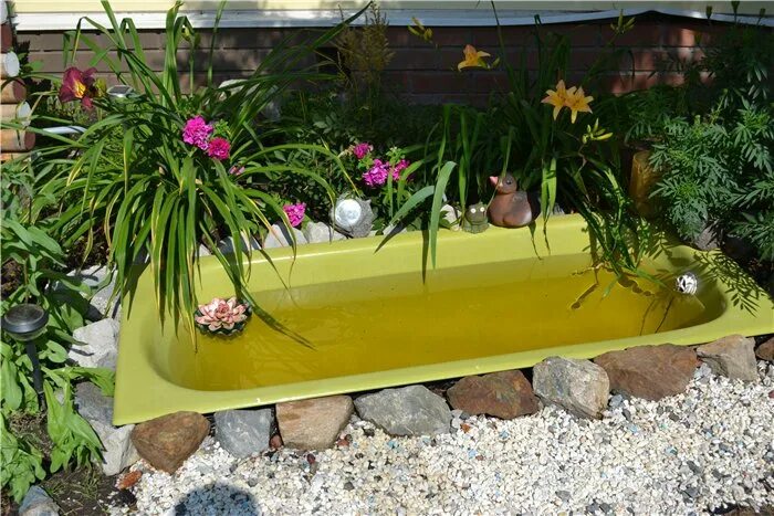 Клумба из ванны. Старая ванна на даче идеи. Как можно использовать ванну. Ванна в саду. Как можно использовать ванну.