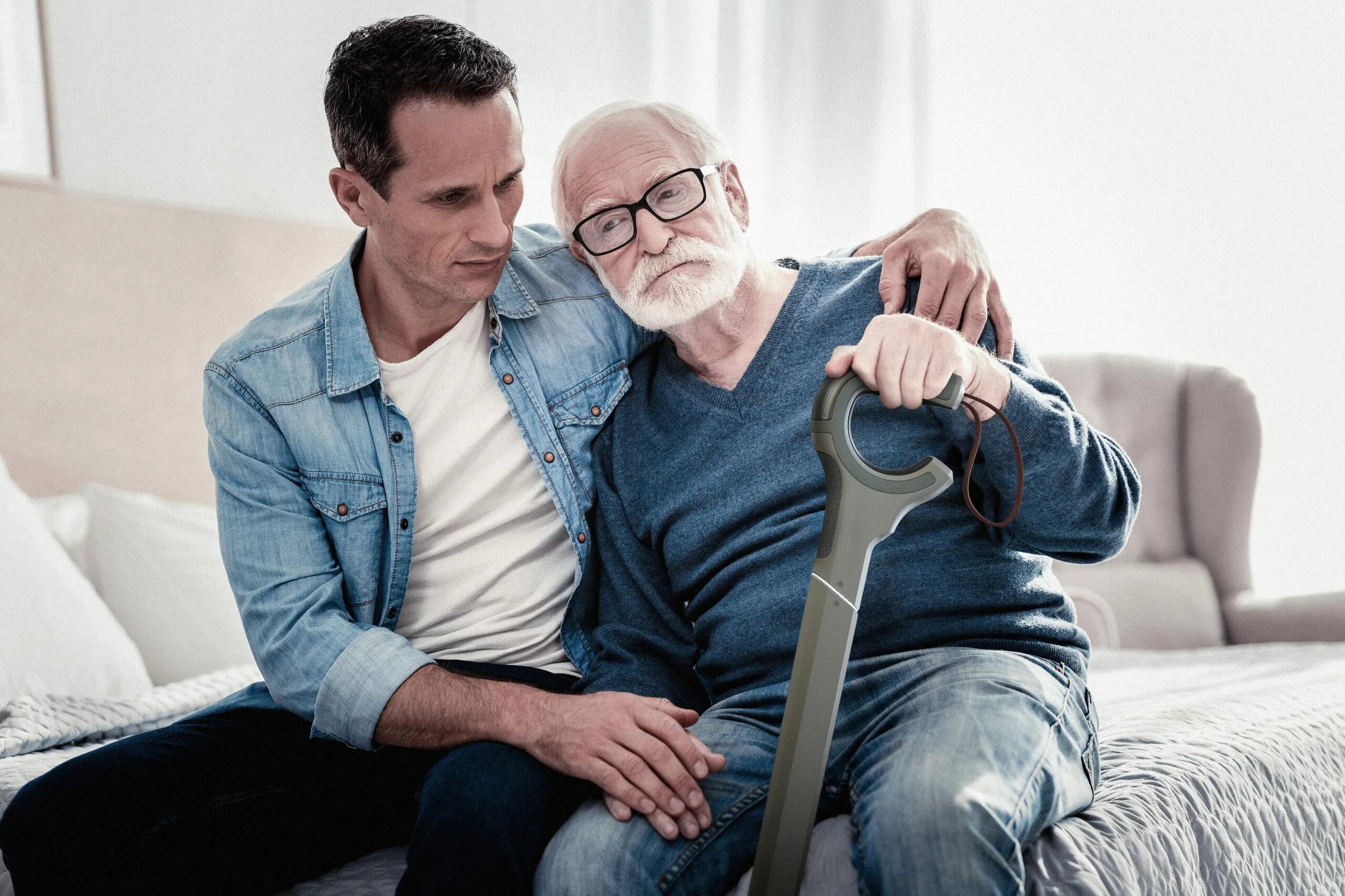 Старый отец и сын. Взрослый сынсын и отец. Пожилые со спины. Отец и сын фотографы. Взрослый сынсын и отец.