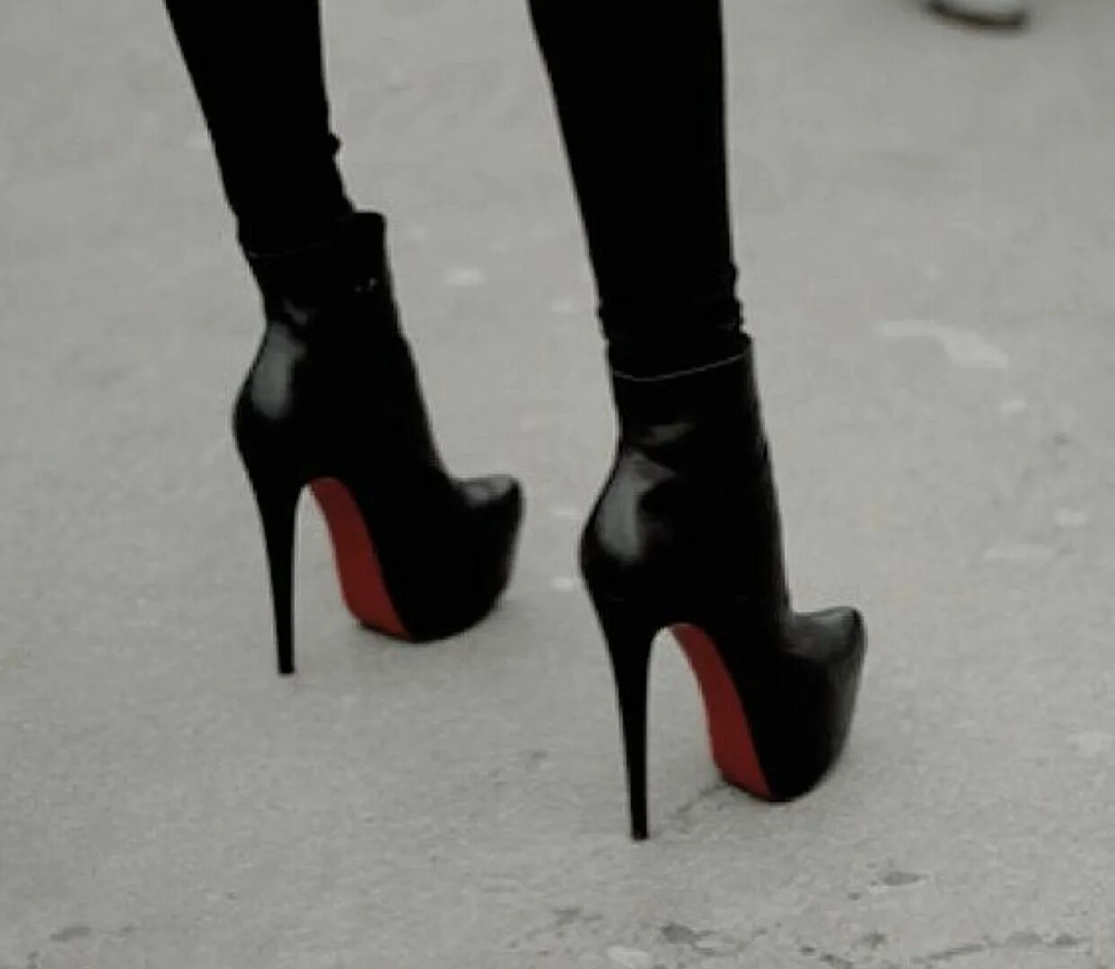 Black high heels. Кристиан лабутен ботильоны. Ботильоны Christian louboutin (1409303). Christian louboutin полусапоги loubirain. Кристиан лабутен высокие шпильки.