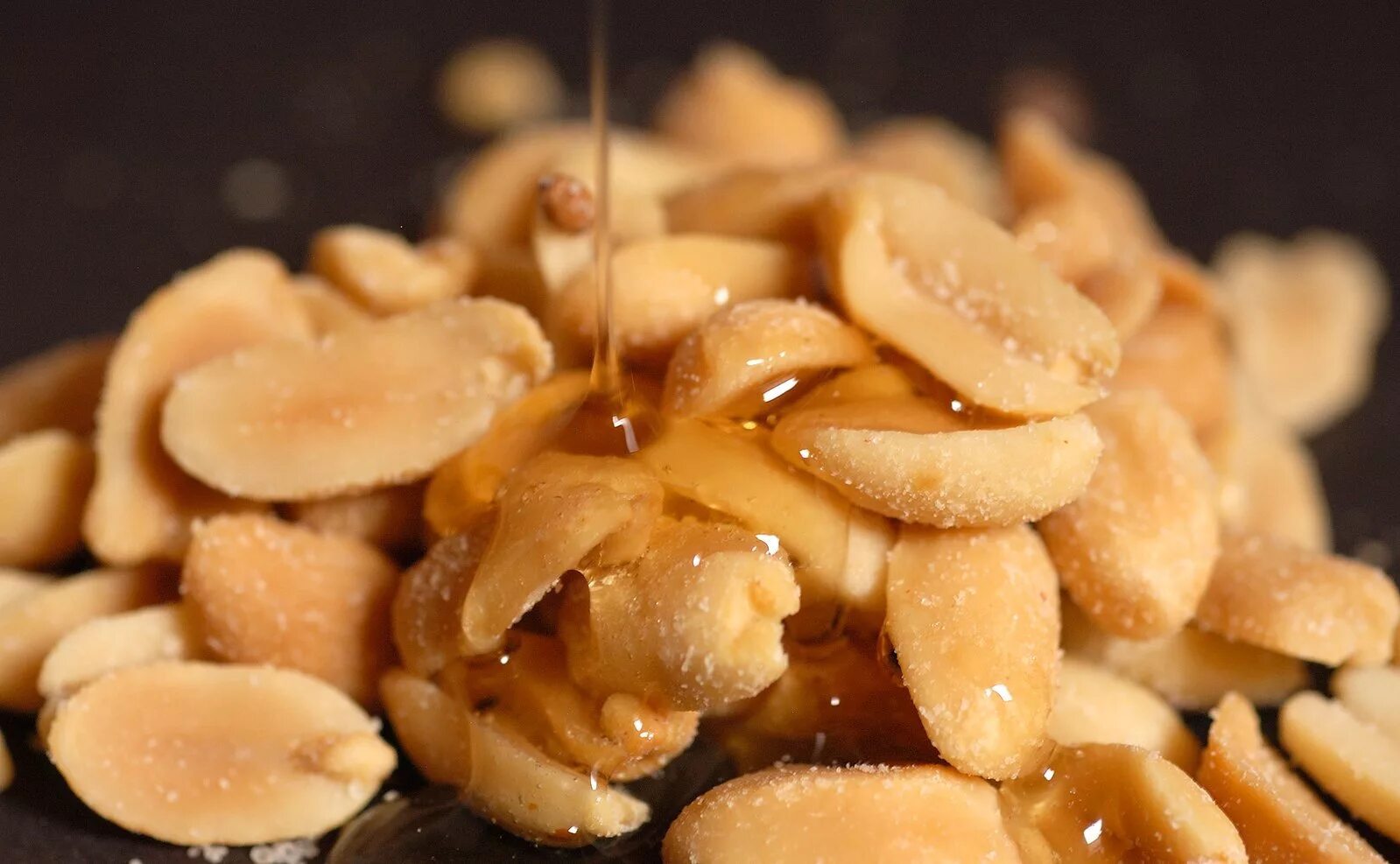 Арахис в меду. Мед с орехами. Жареный арахис с медом. Арахис медово соленый. Арахис с медом