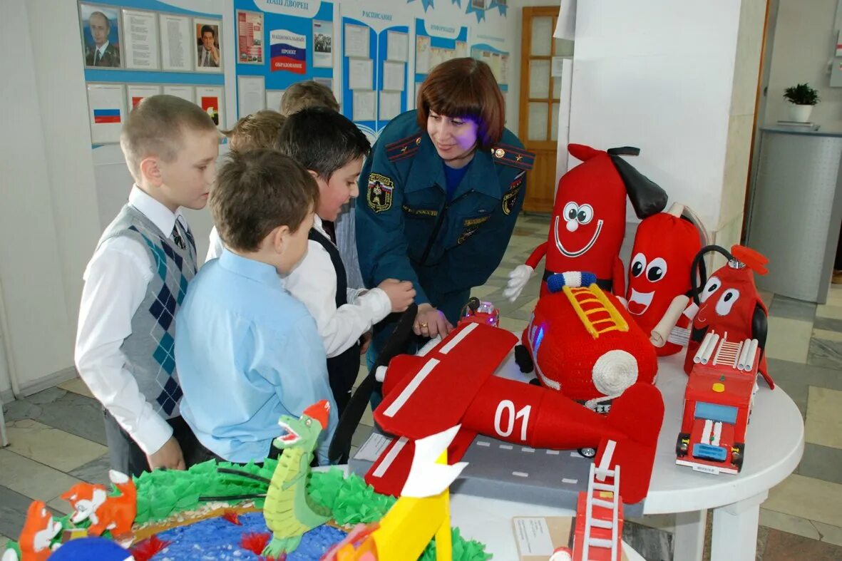 Мероприятие безопасность для школьников. Поделка на конкурс по пожарной безопасности. Конкурс пожарная безопасность в детском саду. Пожарный поделка на конкурс. Поделки ко Дню пожарного.