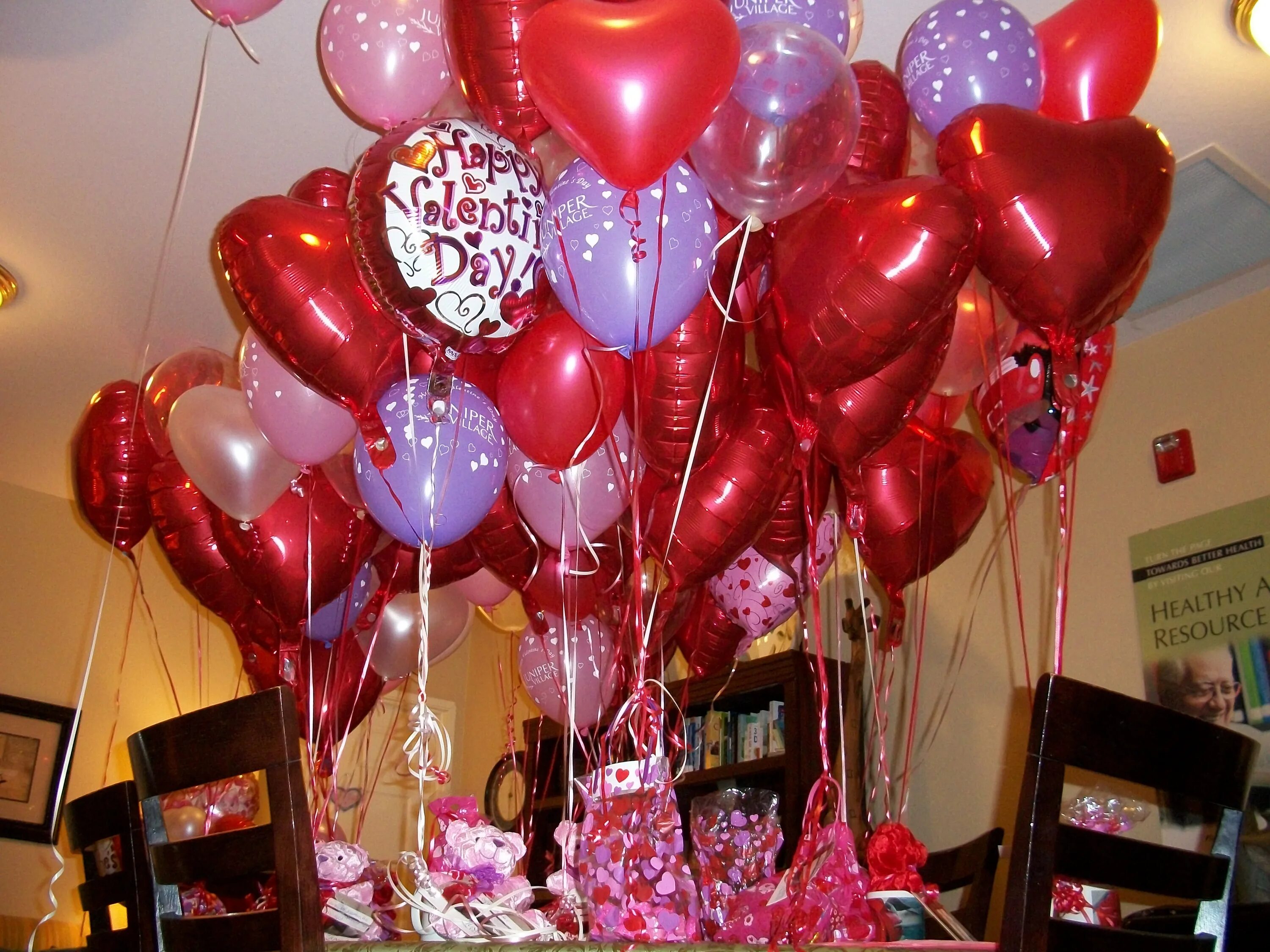 Воздушные шарики подарок. Шары с днем рождения. Шарики на день рождения девушке. С днём рождения шарики. Красивые шары на день рождения девушке.