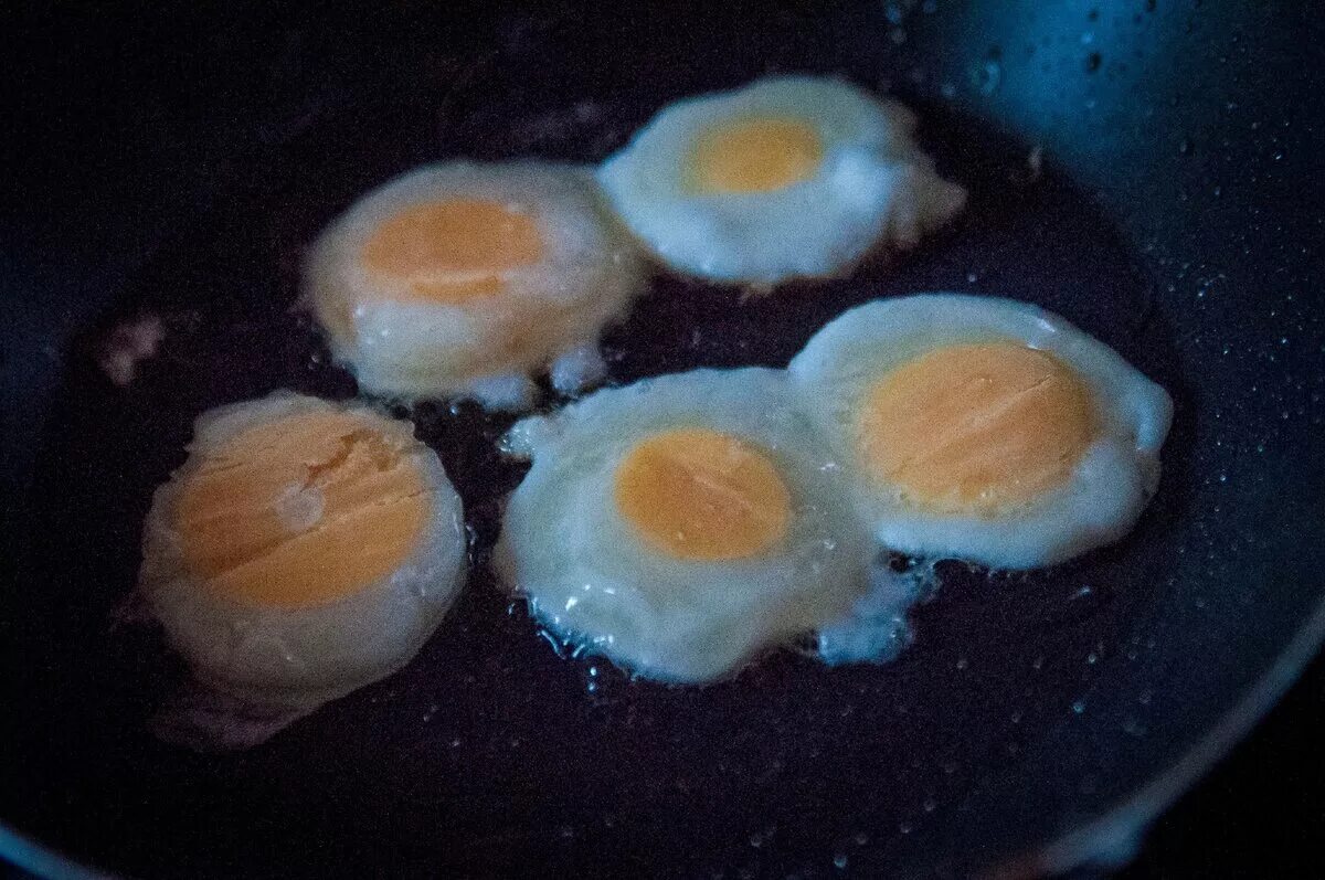Блюда из яиц. Яичница из 5 яиц. Замороженное яйцо пожарить кусочками. Ужин яичница из 5 белков 2 желтков.