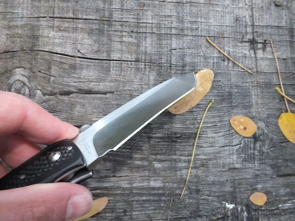 Большой нож на столе. Нож сновидений. Сонник нож. К чему снится нож. Враг с ножом во сне к чему.