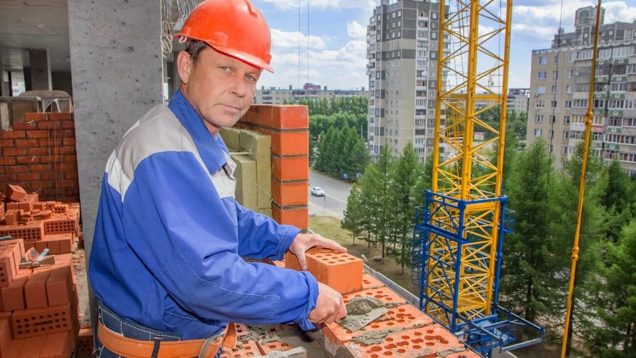 Работник в каске. Стройбат в дубне. Строители в дубне. Стройка дома. Каменщик.