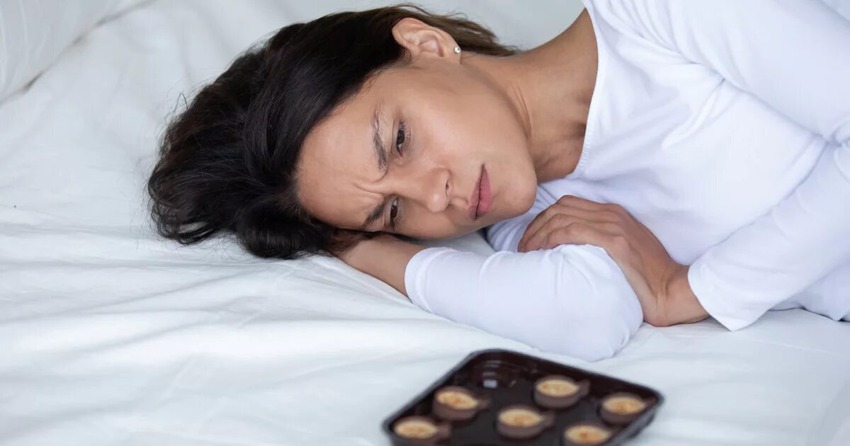 Сон ем шоколад. Бессонница от шоколада. Десерт перед сном. Сахар и сон. Плохой сон от шоколада.