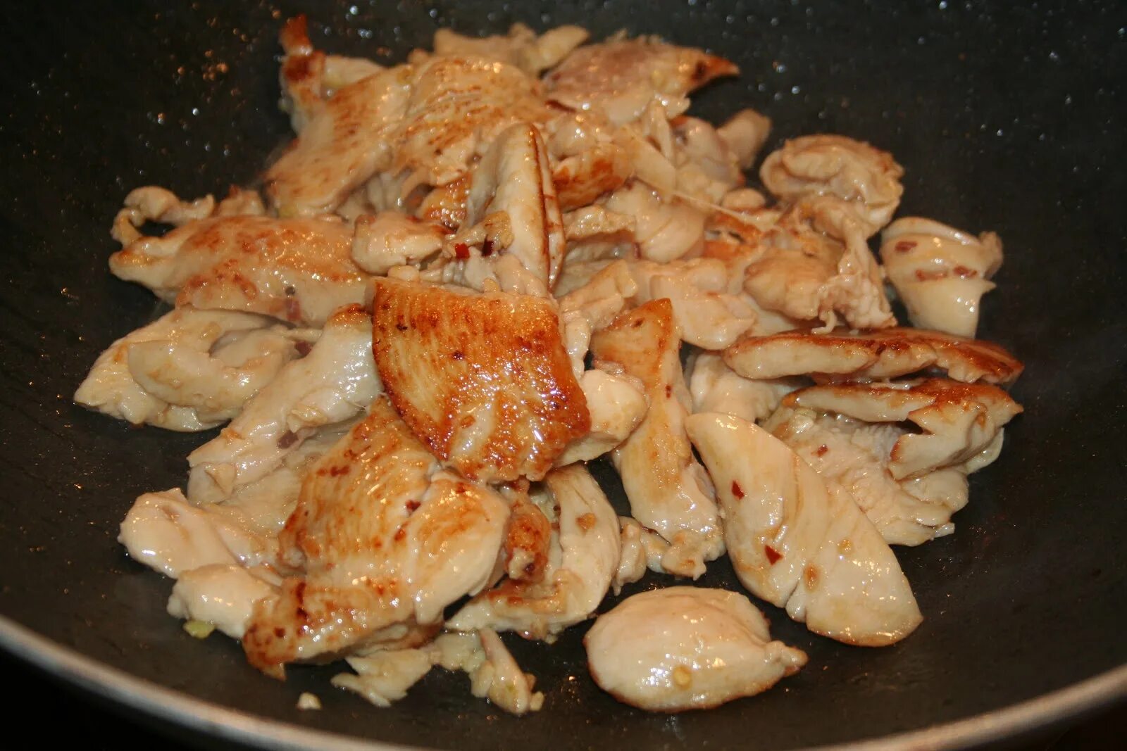 Рецепт домашней курицы на сковороде. Жареное куриное филе. Куриное филе кусочками на сковороде. Курица кксками на сковороде. Кусочки жареной курицы.