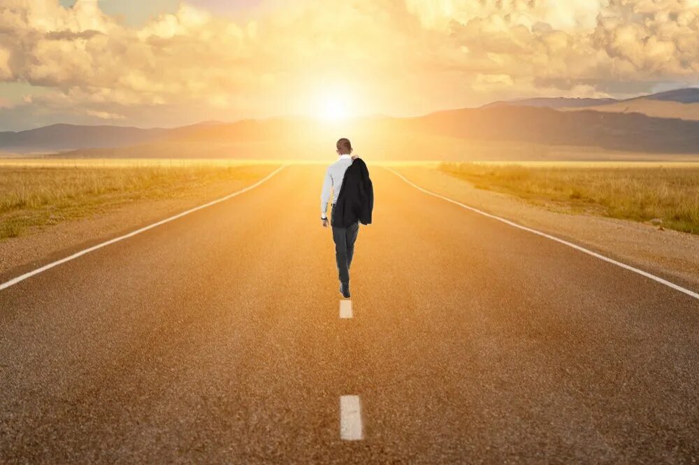 Парень сидит на дороге. Человек на дороге. Фотосессия парня дороги в городе. Парень на дороге. Парень на дороге.