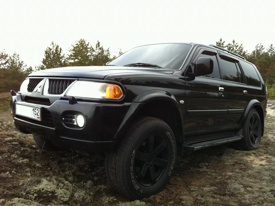 Паджеро спорт 1 цена. Mitsubishi Pajero Sport 2004. Mitsubishi Pajero Sport 1 Black. Mitsubishi Pajero Sport 1 черный тонированный. Паджеро 2 черный глянец.