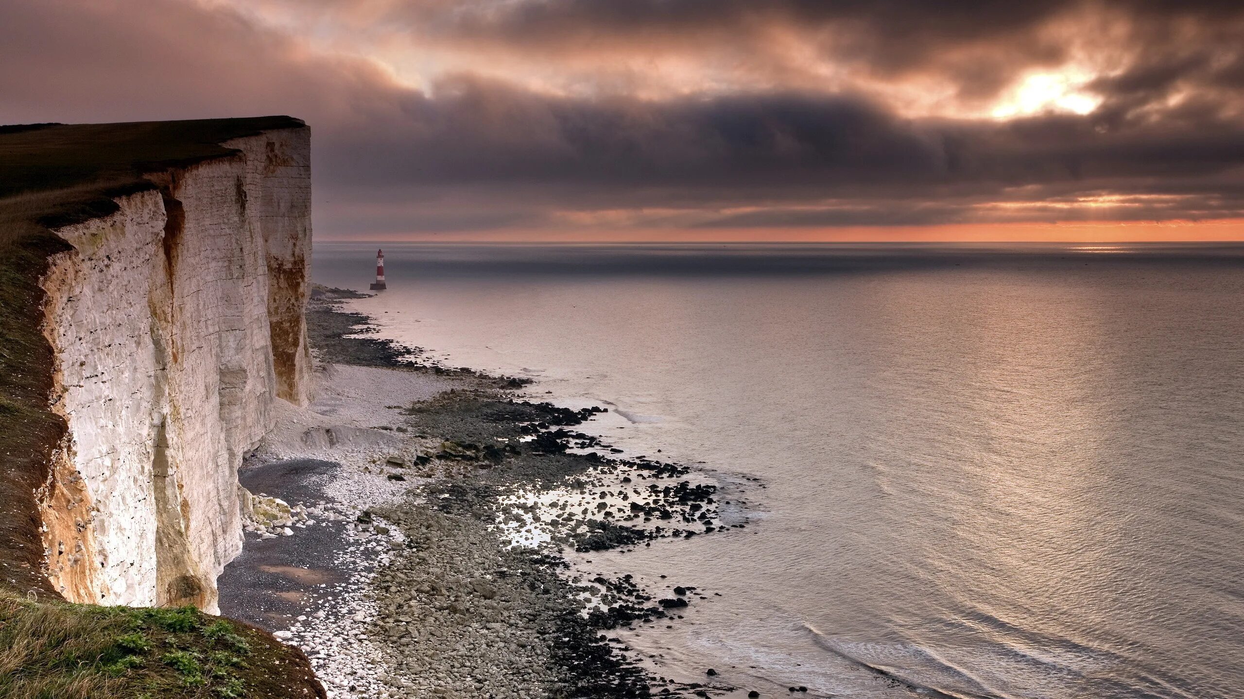 Франция утес этрета. Скала над морем. Скала над морем. Океан и скалы. Этрета нормандия.