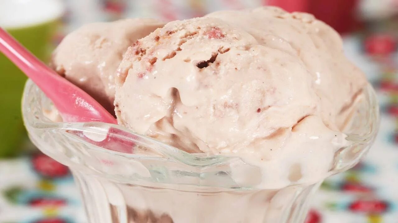 В каком году сделали мороженое. Strawberry Cheesecake Ice Cream. Мороженое в креманке. Мороженое сметанковое. Мороженое фото.