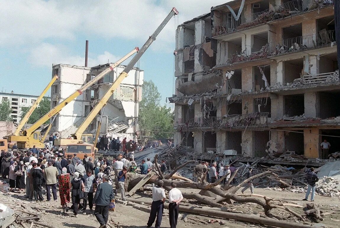 Самые ужасные теракты в россии. Теракт в Буйнакске 4 сентября 1999. Взрыв в Буйнакске 4 сентября 1999. Взрыв дома в Буйнакске в 1999.