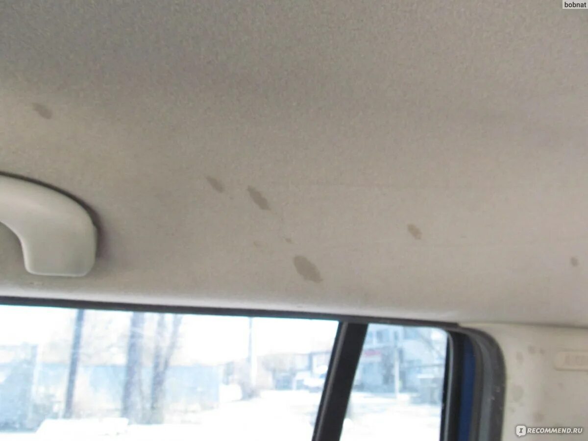 Чем отмыть натяжной потолок от никотина. Пятно на потолке автомобиля. Желтые пятна на обивке потолка автомобиля. Грязный потолок в машине. Жёлтые пятно в потолке в машине.