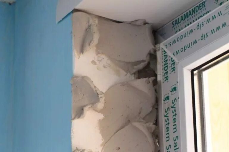 Шпаклевание оконных откосов из гипсокартона. Откосы на окна наружные штукатурка. Как шпаклевать откосы. Как шпаклевать откосы. Отделка откосов пластиковых окон.