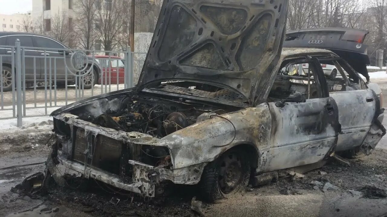 Горела ауди 100. Сгоревшие автомобили ауди. Ауди 100 горит. Горела ауди 100. Горела ауди 100.