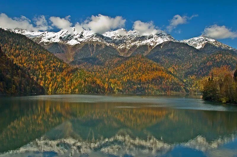 Времена года абхазия. Озеро Рица Абхазия. Озеро Рица горы. Горы Абхазии Рица. Озеро Рица горы братья.