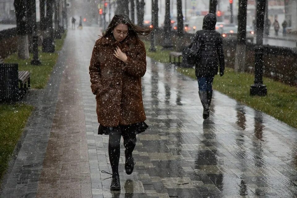 Дождь бывает зимой. Дождливая москва. холодная погода. снег в москве. подмосковные города дождь.