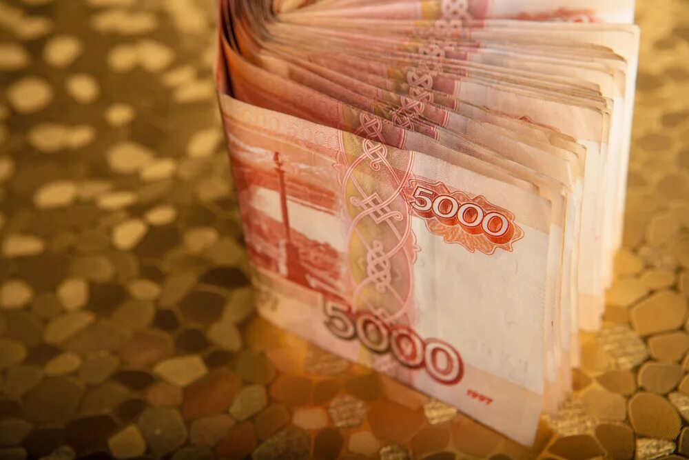 1500 рубл. 5000 рублей вертикально. денег рубл 5000. деньги рубли вертикальная. пятитысячные купюры обои на телефон.