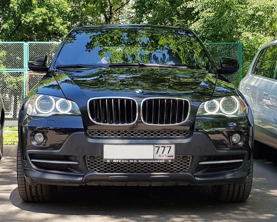 Бмв х5 глазки. Ноздри BMW x5 e70. Фара BMW x5 e70. БМВ 05 е70. BMW x5 e70 ангельские глазки.