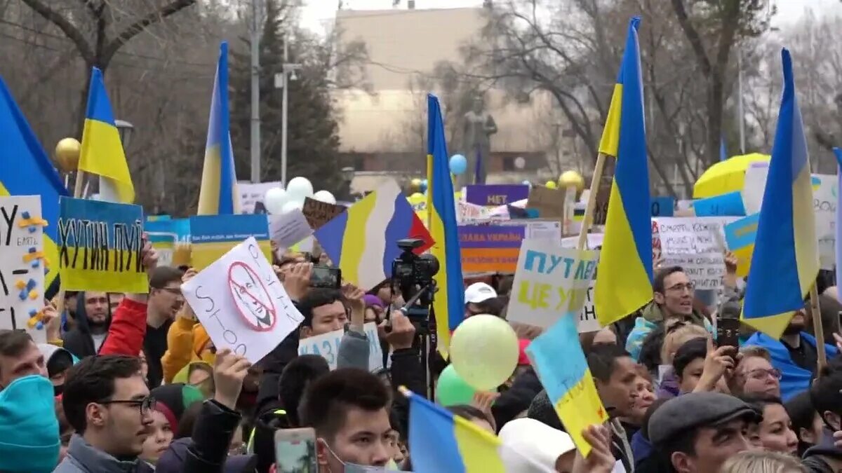 Митинг против войны. Митинг на Пушкинской площади против войны на Украина. Антивоенные митинги. Нет войне с Украиной митинг.