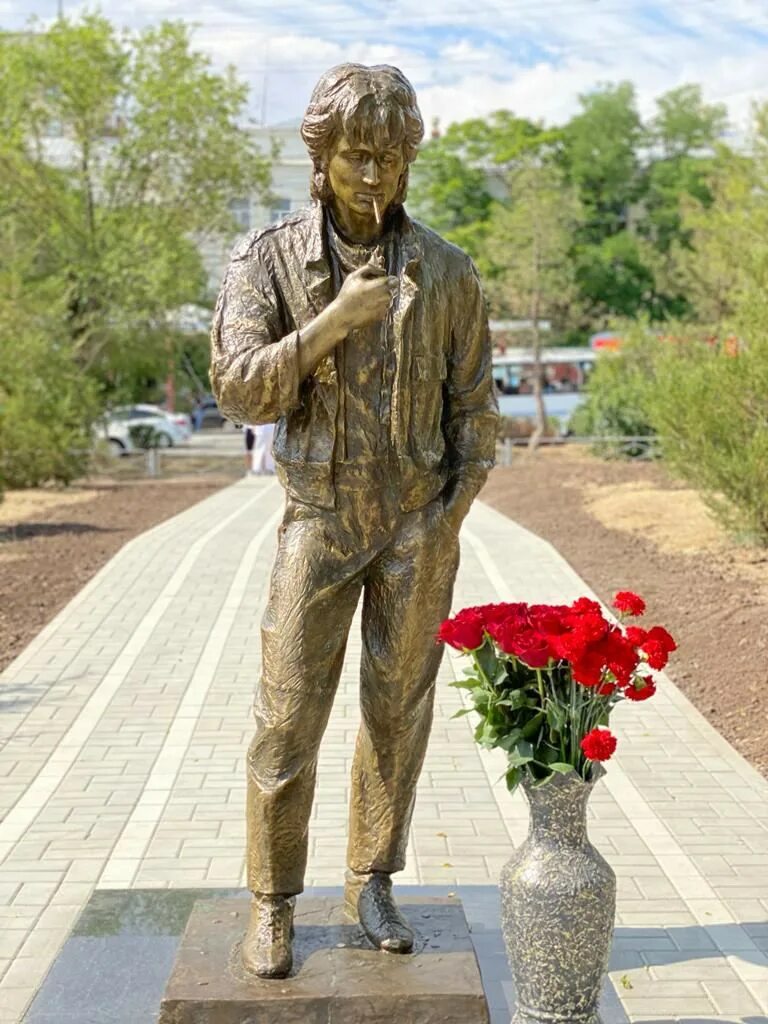 Памятник Виктору Цою. Памятник Цою в Элисте. Памятник Виктора Цоя в городе Элиста. Скульптура Цоя в Элисте. Где памятник цою