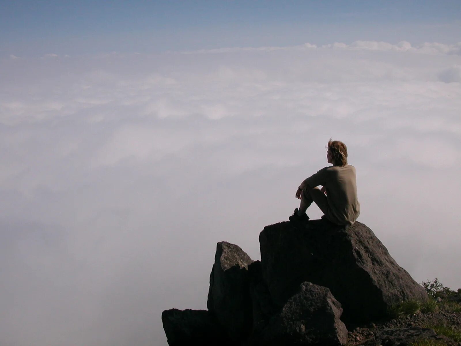 одиноко стоящая скала. мыс брюса приморский край славянка. одиноко стоящая скала. огромные скалы. гора тас хилл.