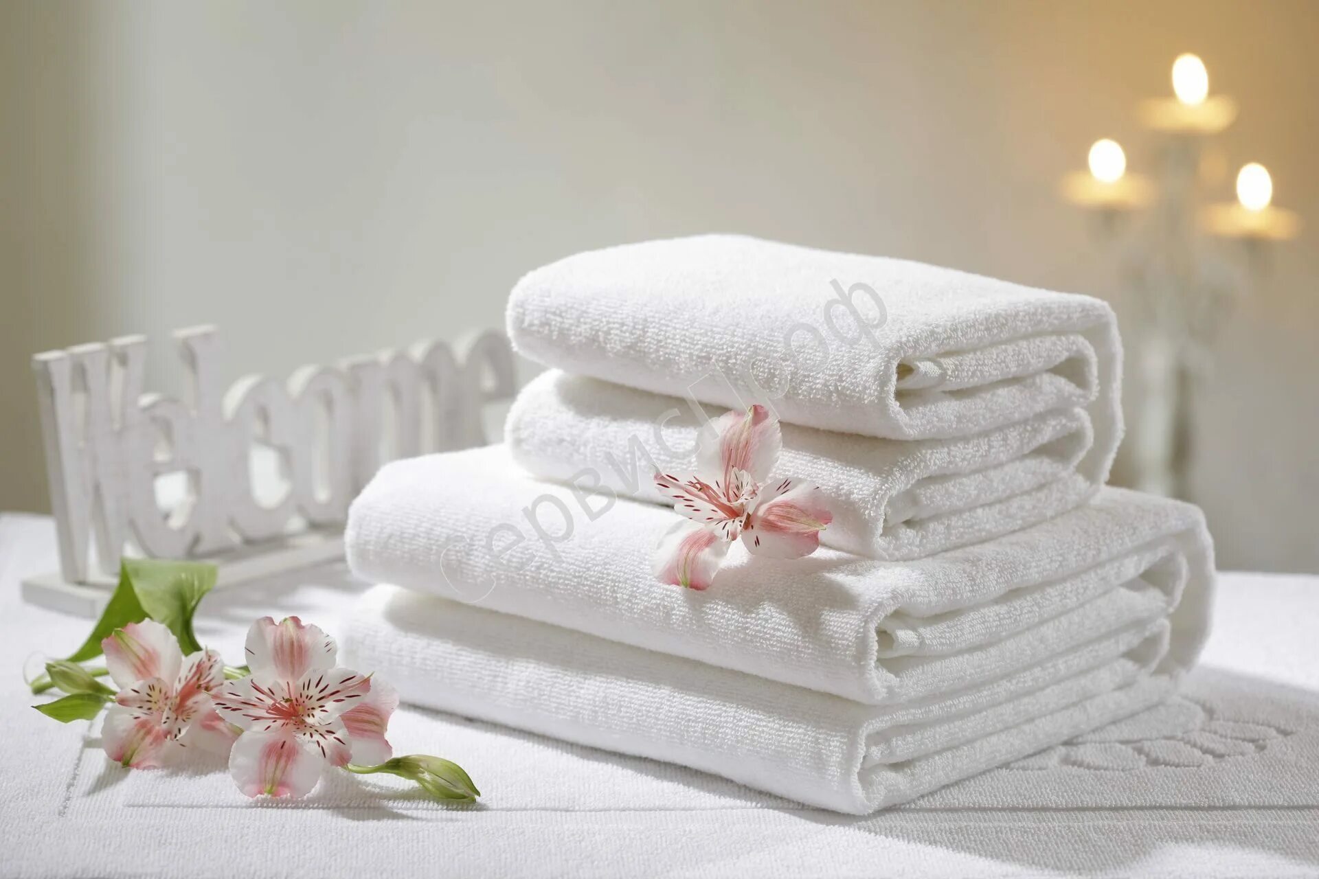 Полотенце на кровати. Красивые полотенца. Текстиль полотенца. Полотенце махровое. Полотенце махровое белый.