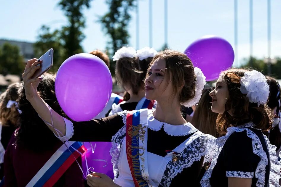 Плачу на выпускном. Последний звонок. Последний звонок фото. Выпускники плачут. Эстетика последнего звонка.