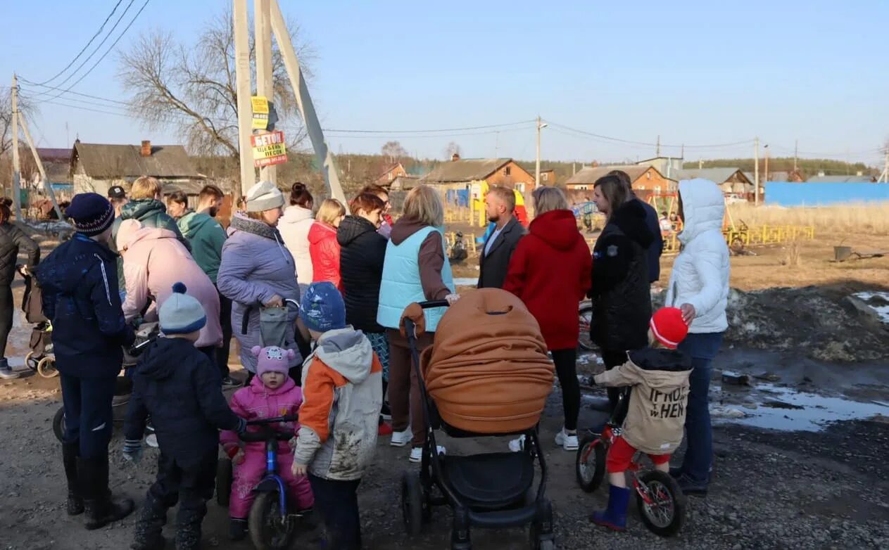 Погода красноармейский поселок октябрьский. Посёлок Красноармейский Ульяновская область. Школа поселка Красноармейский Волгоградской области. Красноармейский поселок Ульяновск. Жители посёлка Апанаскин.