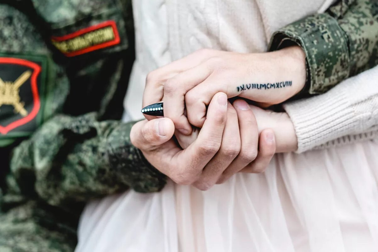 девушка ждет солдата. ногтя дождалась. ногтя дождалась. дизайн ногтей хаки. встреча из армии.