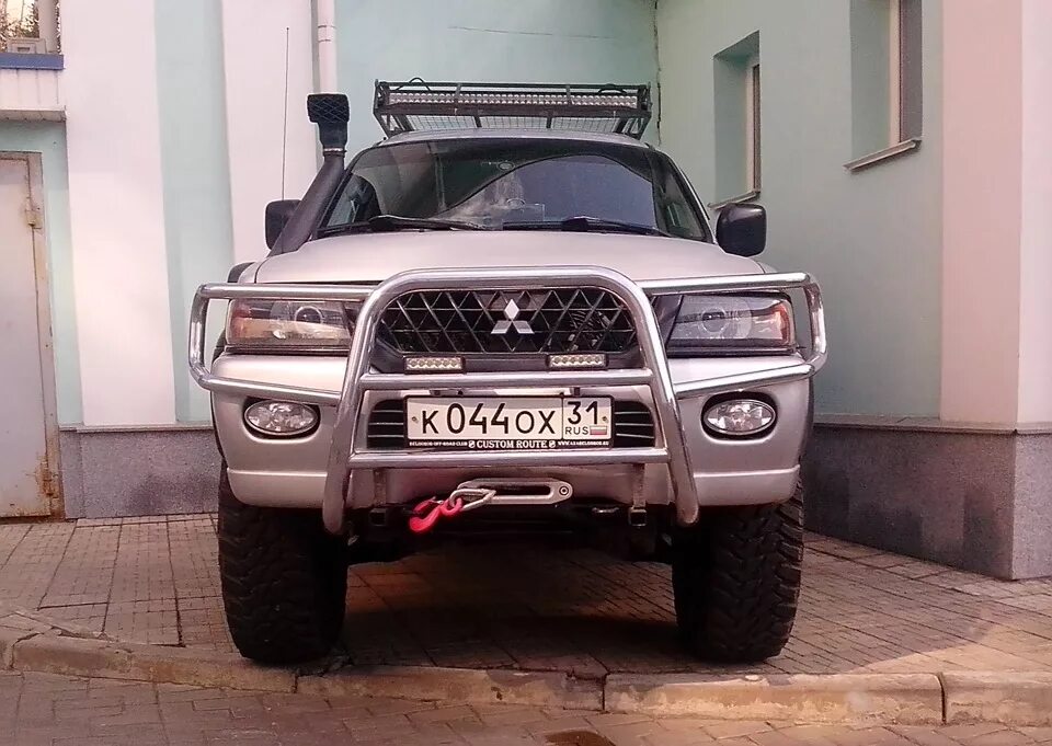 Кенгурятник на паджеро 4. Кенгурятник pajero. Паджеро 2 с кенгурятником. Mitsubishi pajero 2 кенгурятник. Кенгурятник на паджеро 3.