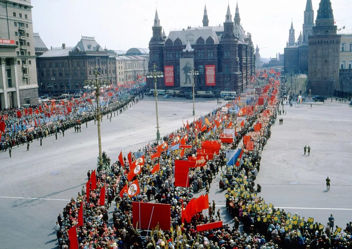 Парад 1 мая москва. Первомайская демонстрация красная площадь 60-е. Первомайская демонстрация 1972г в Москве. Советский Союз красная площадь. Парад 1 мая.