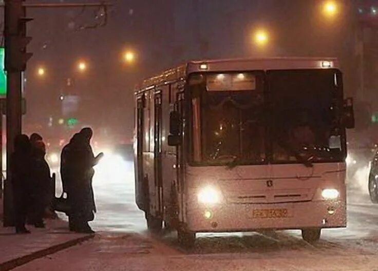 Вечер автобус. Маршрутка вечером. Вечерний автобус ночью. Фото из автобуса вечером. Новости 9 вечера