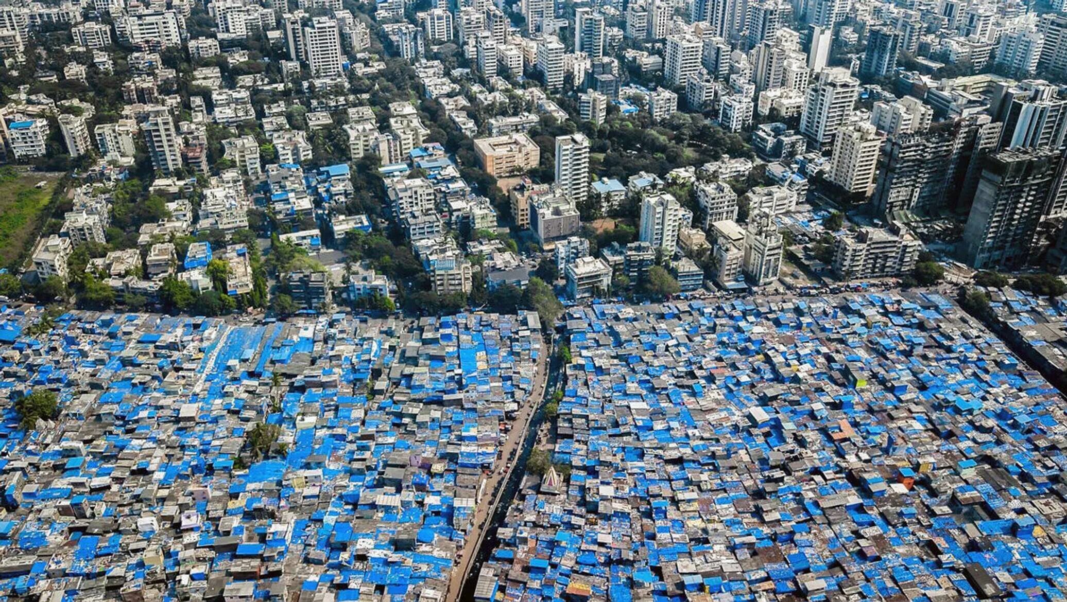 Богатые и бедные города. Дхарави Мумбаи. Нью Дели небоскребы. Нью Дели трущобы. Трущобы Дхарави в Мумбаи.