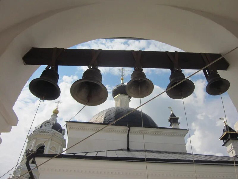 Тихвин звонница колокола. Колокольный звон Оренбург храм. Колокол звонница храм купола.