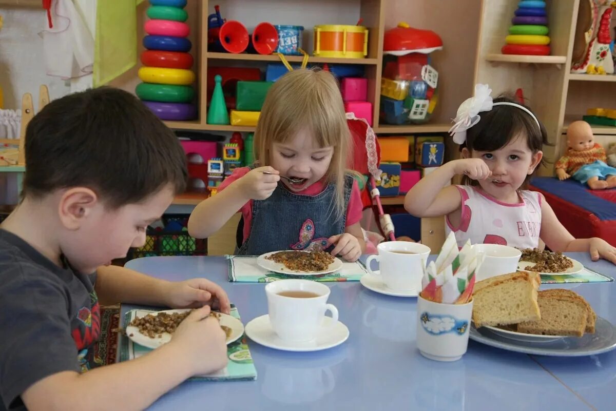 Что едят в садике. Дошкольники в детском саду. Питание в детском саду. Завтрак в детском саду. Еда в детском саду.
