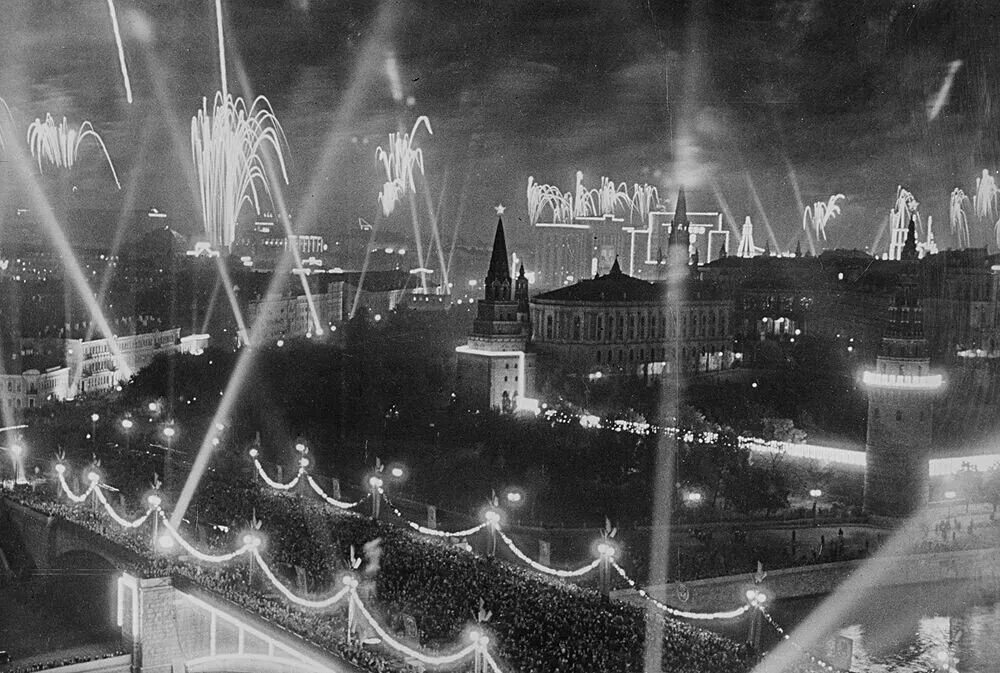 Берлинцы май 1945 берлин. Звук 1945 года. Звук 1945 года. Салют снятия блокады ленинграда 1944. Парад победы на красной площади 1945.