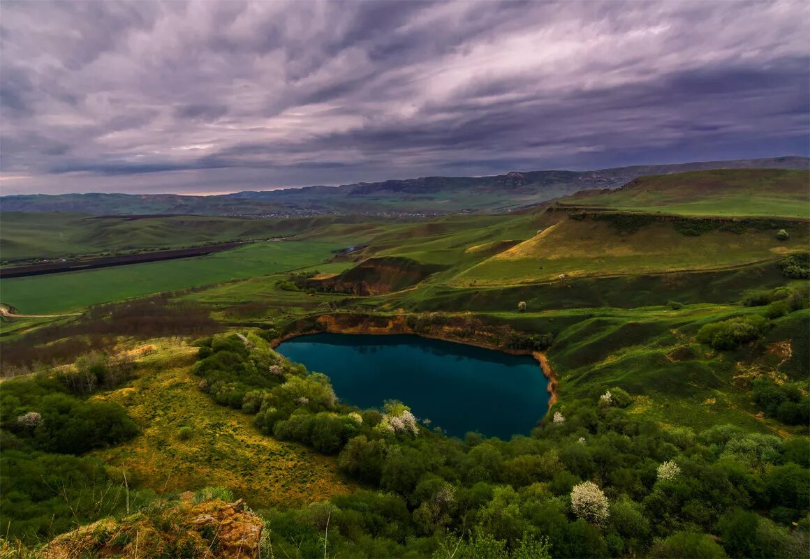 кусок земли в воздухе. архейская эра эоархей. космический пейзаж. господство человека над природой. величай земля.