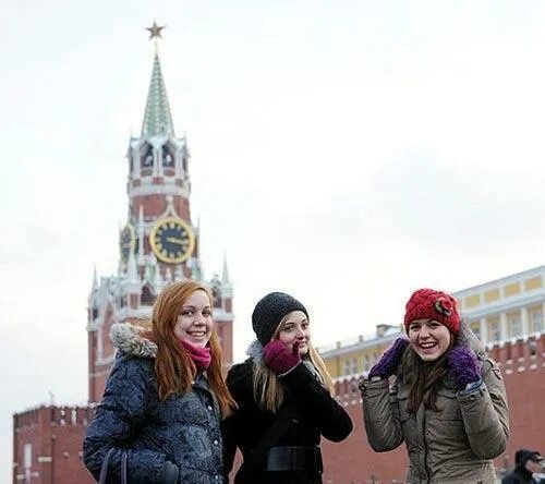 Красная площадь в марте. Красная площадь Москва зимой сейчас. 2005 Москва люди. Японцы в Москве. Many people in russia have