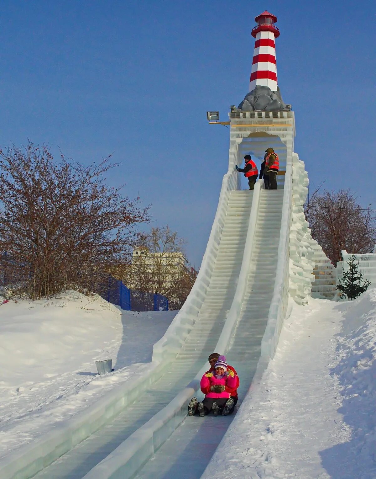 Снежком горка. Парк Косинский Ледяная горка. Этномир горка Ледяная. Зимние горки «зиг-заг». Парк ВДНХ ледяные горки.