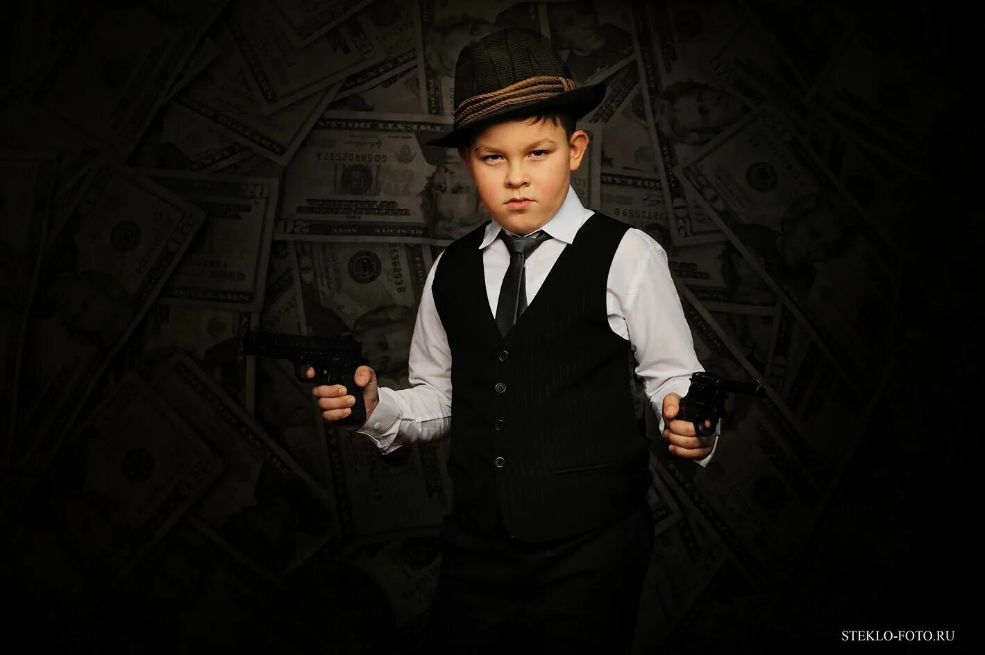 малыш гангстер. маленький мальчик гангстер. школьник мафиози. маленький мафиози. гангстерский стиль для детей.