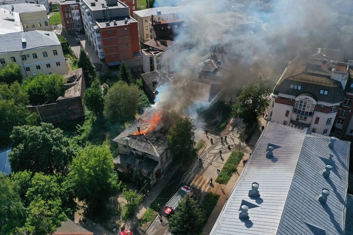 Пожар в здании. Пожар в Нижнем. Пожар в Киеве. Молодежь возле историческое здание.