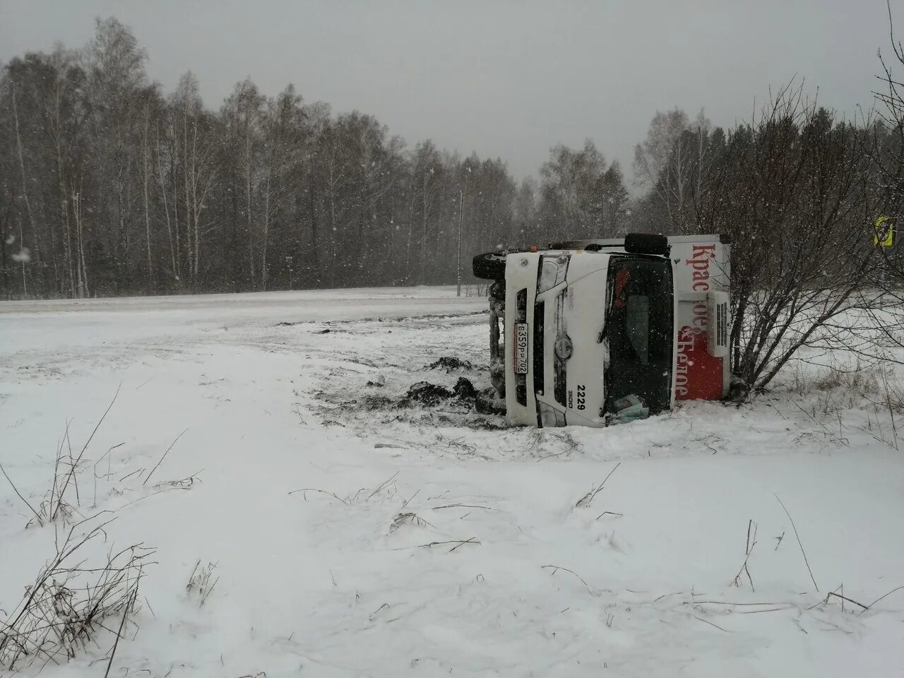 169 км. Фура КБ. Авария на трассе Шадринск Тюмень. Грузовик КБ. ДТП В плохих погодных условиях.