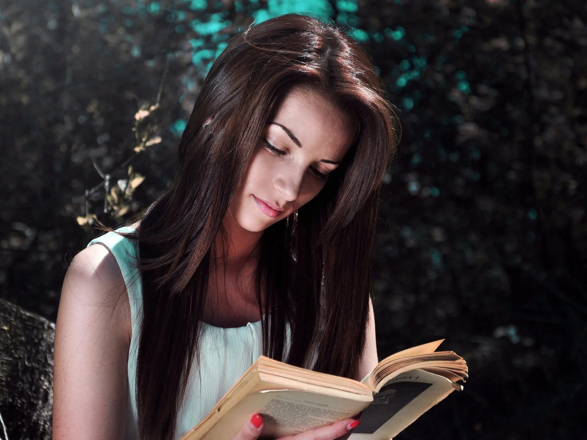 Музыка книга девочек. Девушка с книгой. Задумчивая девушка с книгой. Задумчивая девушка с книжкой. Красивая девочка с книгой.